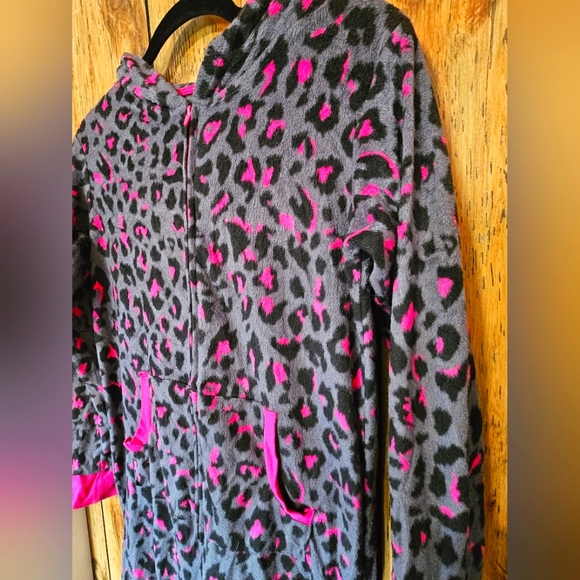 Tarea by Rue21 Soft Pajamas Zip up Onesie w/pockets Leopard Pink Gray Black - Picture 7 of 11
